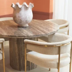 Casa Padrino Luxus Esszimmer Stuhl mit Armlehnen Cremeweiß / Messing - Esszimmer Möbel