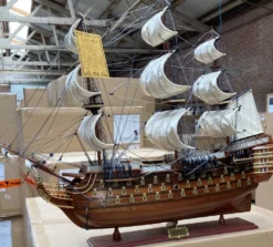 Casa Padrino Luxus Flaggschiff HMS Victory Braun 97 x 29 x H. 83 cm - Handgefertigtes Britisches Deko Schiff - Holzschiff - Segelschiff - Kriegsschiff - Luxus Deko Accessoires