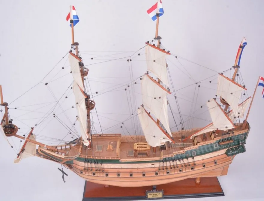 Casa Padrino Luxus Flaggschiff Batavia Naturfarben / Grün / Mehrfarbig 94 x 26,7 x H. 74,3 cm - Handgefertigtes Deko Schiff - Holzschiff - Segelschiff - Kriegsschiff - Luxus Deko Accessoires