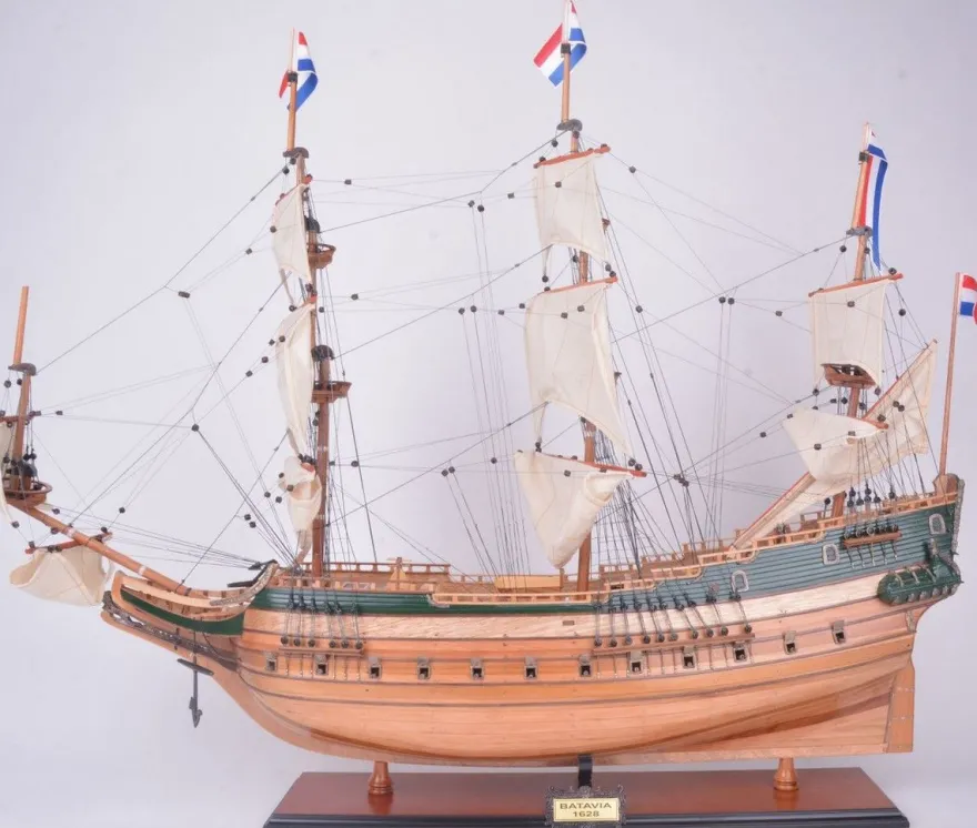 Casa Padrino Luxus Flaggschiff Batavia Naturfarben / Grün / Mehrfarbig 94 x 26,7 x H. 74,3 cm - Handgefertigtes Deko Schiff - Holzschiff - Segelschiff - Kriegsschiff - Luxus Deko Accessoires