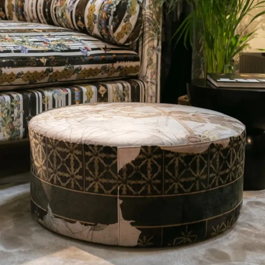 Casa Padrino Luxus Fußhocker Grün / Mehrfarbig Ø 75 x H. 30 cm - Runder Samt Hocker - Wohnzimmer Möbel - Hotel Möbel - Luxus Möbel - Luxus Einrichtung