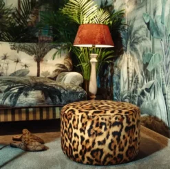 Casa Padrino Luxus Fußhocker mit Leopard Muster Ø 75 x H. 30 cm - Runder Samt Hocker - Wohnzimmer Möbel - Hotel Möbel - Luxus Möbel - Luxus Einrichtung