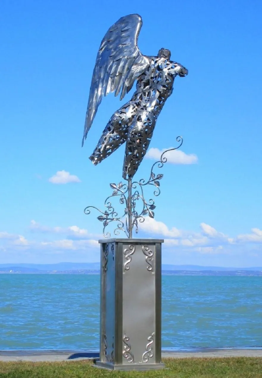 Casa Padrino Luxus Gartendeko Skulptur Engel auf Säule Silber 53 x 98 x H. 300 cm - Große Edelstahl Deko Figur - Gartenfigur - Hotel Garten Deko