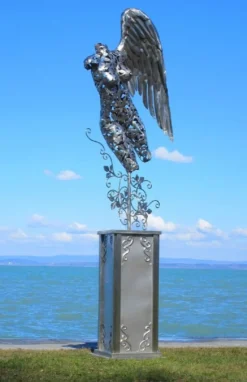 Casa Padrino Luxus Gartendeko Skulptur Engel auf Säule Silber 53 x 98 x H. 300 cm - Große Edelstahl Deko Figur - Gartenfigur - Hotel Garten Deko