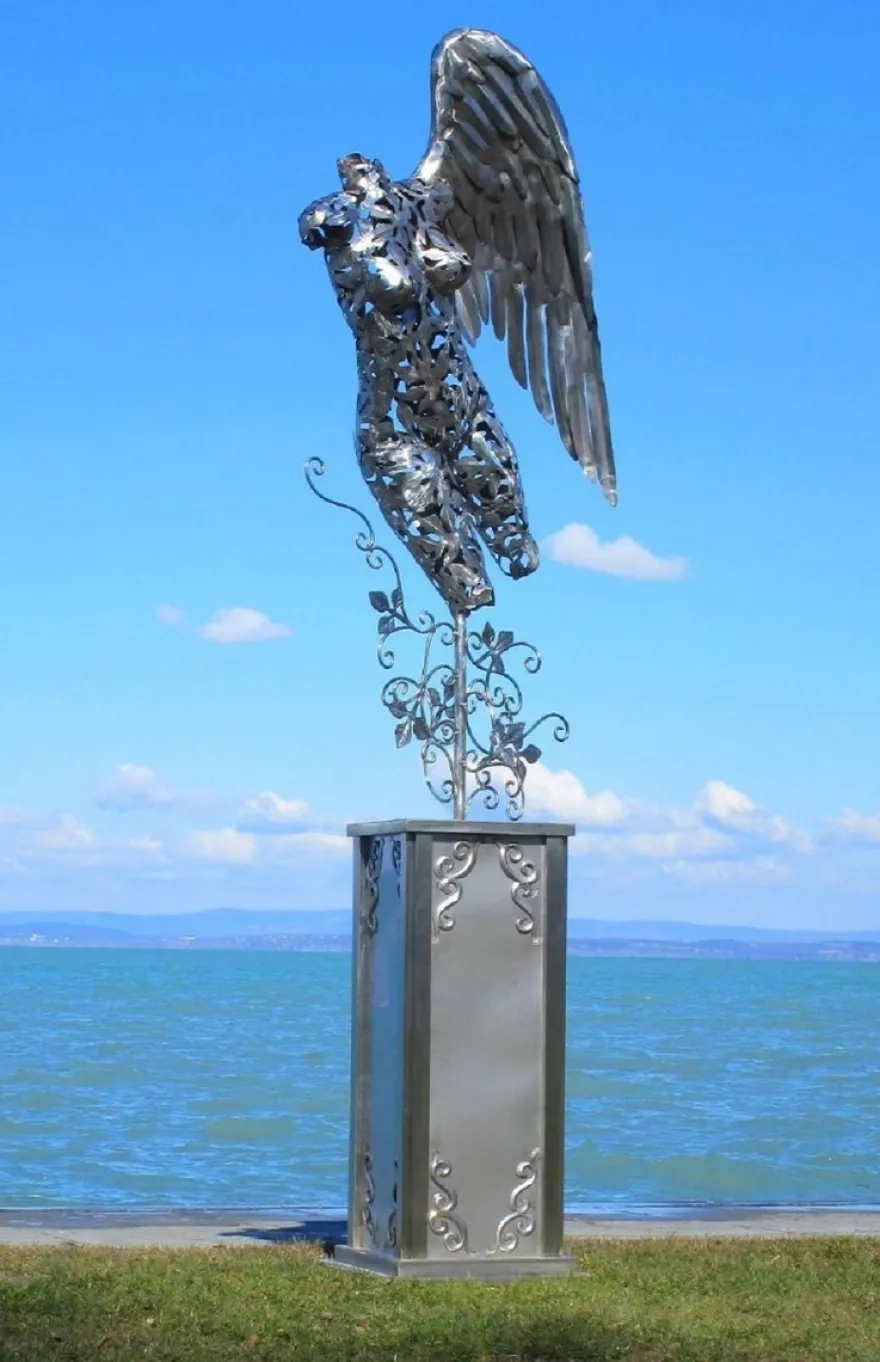 Casa Padrino Luxus Gartendeko Skulptur Engel auf Säule Silber 53 x 98 x H. 300 cm - Große Edelstahl Deko Figur - Gartenfigur - Hotel Garten Deko