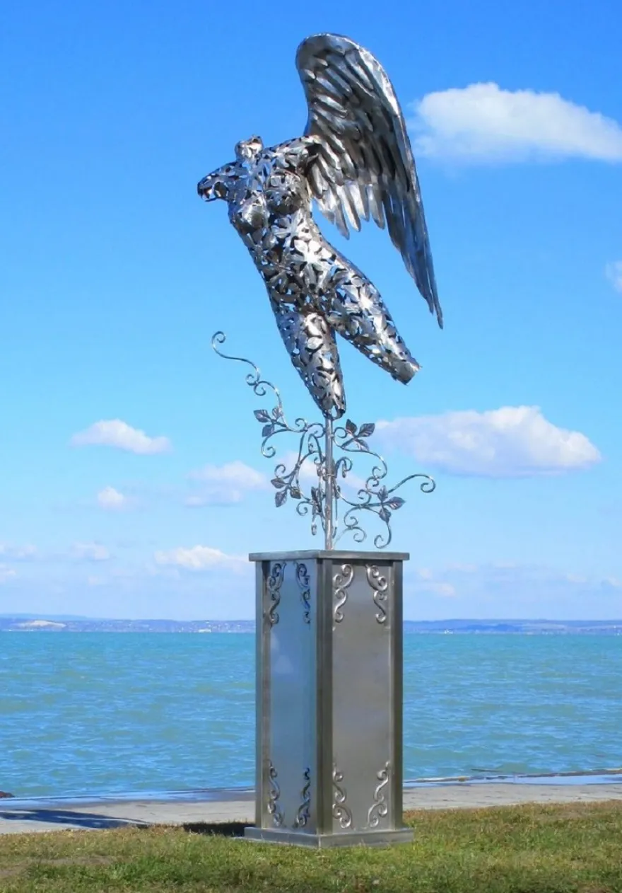 Casa Padrino Luxus Gartendeko Skulptur Engel auf Säule Silber 53 x 98 x H. 300 cm - Große Edelstahl Deko Figur - Gartenfigur - Hotel Garten Deko