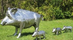 Casa Padrino Luxus Gartendeko Skulpturen Wildschwein mit 3 Frischlingen Silber - Edelstahl Gartendeko Figuren - Wetterbeständige Gartenfiguren