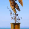 Casa Padrino Luxus Gartendeko Skulptur Engel auf Säule Rostfarben 53 x 98 x H. 300 cm - Große Stahl Deko Figur - Gartenfigur - Hotel Garten Deko