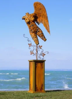 Casa Padrino Luxus Gartendeko Skulptur Engel auf Säule Rostfarben 53 x 98 x H. 300 cm - Große Stahl Deko Figur - Gartenfigur - Hotel Garten Deko
