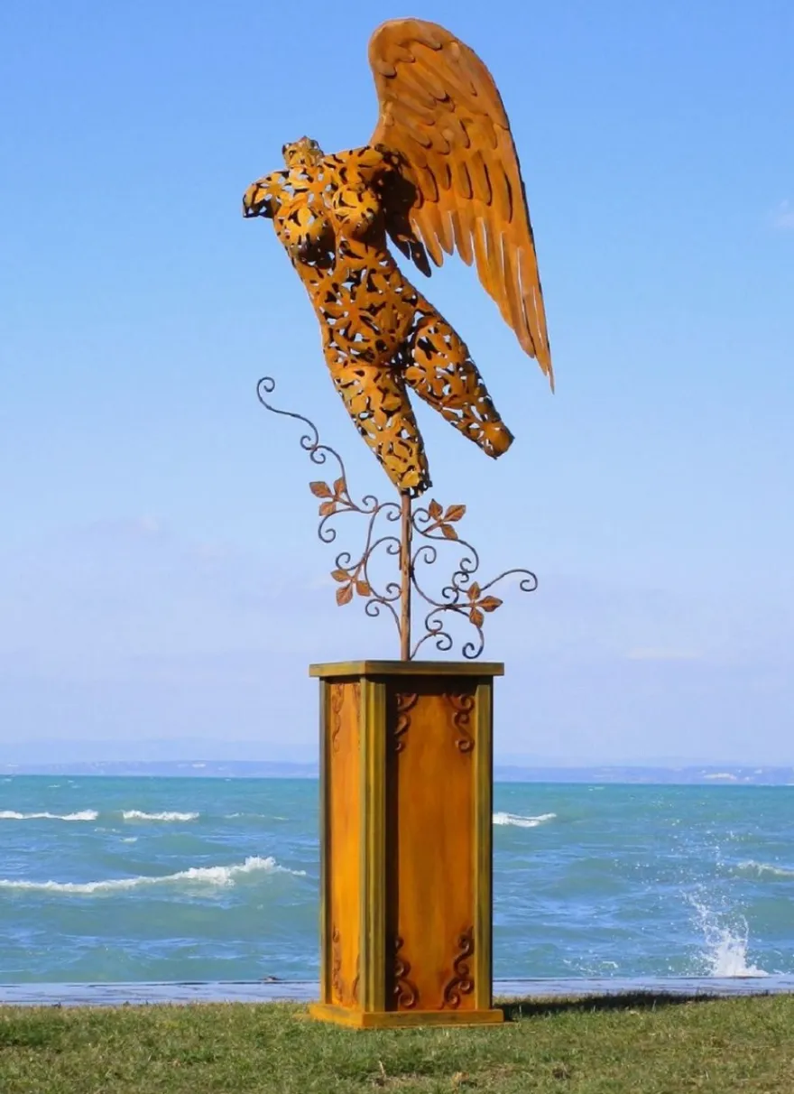 Casa Padrino Luxus Gartendeko Skulptur Engel auf Säule Rostfarben 53 x 98 x H. 300 cm - Große Stahl Deko Figur - Gartenfigur - Hotel Garten Deko