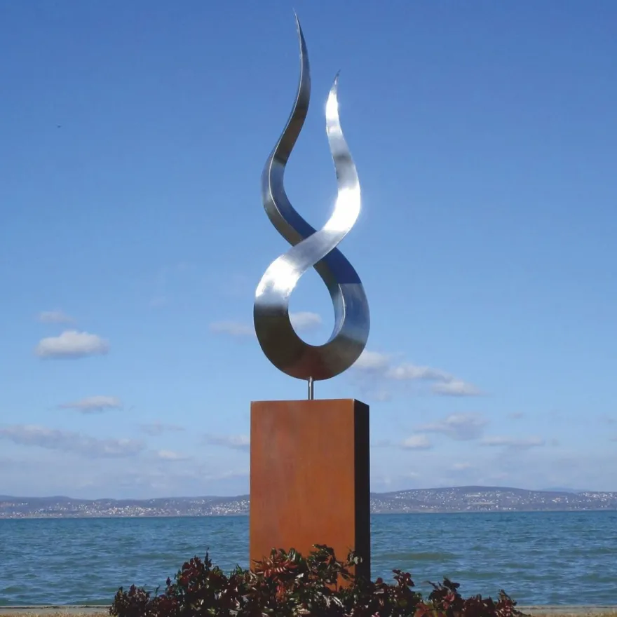 Casa Padrino Luxus Garten Deko Metall Skulptur Flamme auf Säule Silber / Rost H. 301 cm