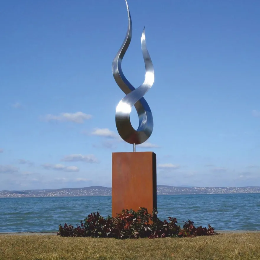 Casa Padrino Luxus Garten Deko Metall Skulptur Flamme auf Säule Silber / Rost H. 301 cm