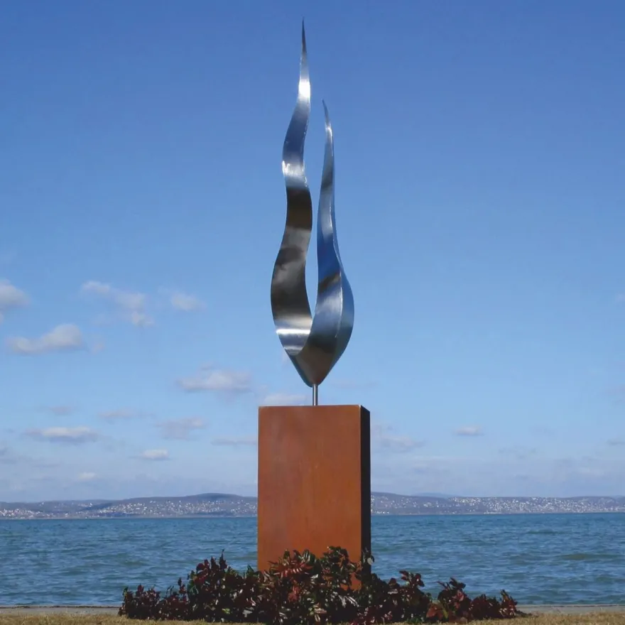 Casa Padrino Luxus Garten Deko Metall Skulptur Flamme auf Säule Silber / Rost H. 301 cm
