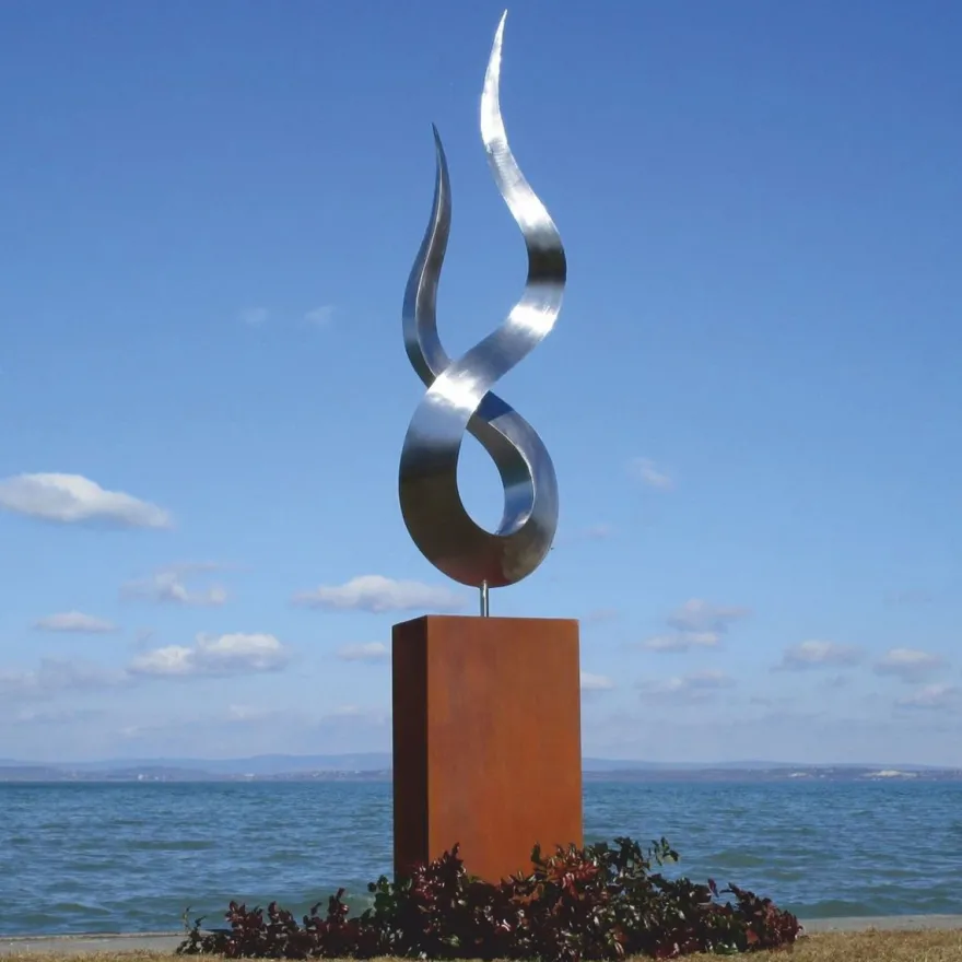 Casa Padrino Luxus Garten Deko Metall Skulptur Flamme auf Säule Silber / Rost H. 301 cm