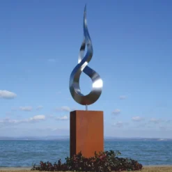 Casa Padrino Luxus Garten Deko Metall Skulptur Flamme auf Säule Silber / Rost H. 301 cm