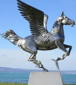 Casa Padrino Luxus Gartendeko Skulptur Pegasus Pferd mit Sockel Silber 288 x 175 x H. 305 cm - Lebensgroße Edelstahl Figur - Luxus Gartenfigur