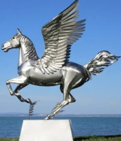 Casa Padrino Luxus Gartendeko Skulptur Pegasus Pferd mit Sockel Silber 288 x 175 x H. 305 cm - Lebensgroße Edelstahl Figur - Luxus Gartenfigur