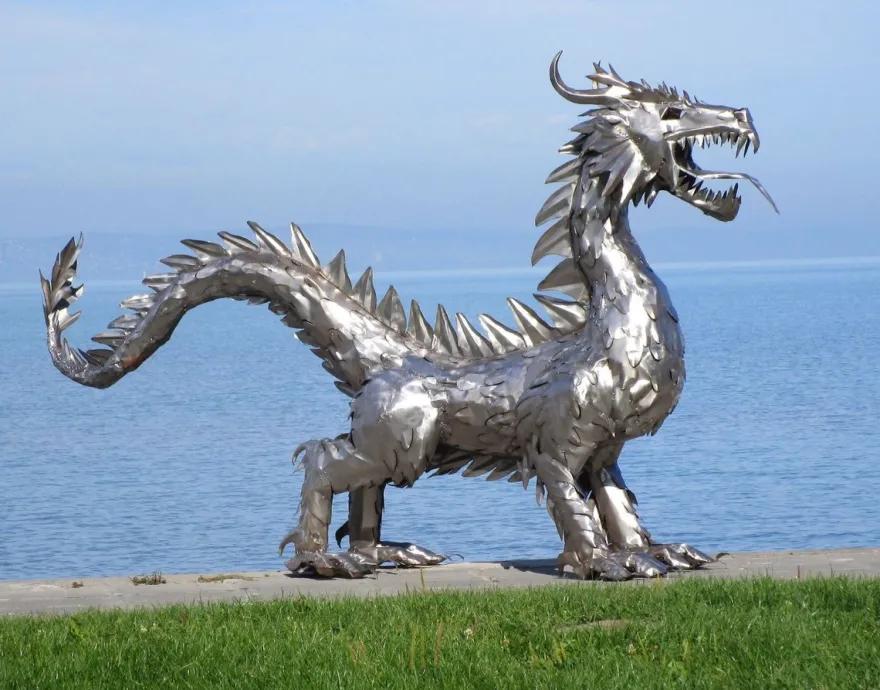 Casa Padrino Luxus Gartendeko Skulptur Drache Silber 290 x 75 x H. 177 cm - Riesige Edelstahl Deko Figur - Gartenfigur - Hotel Garten Deko