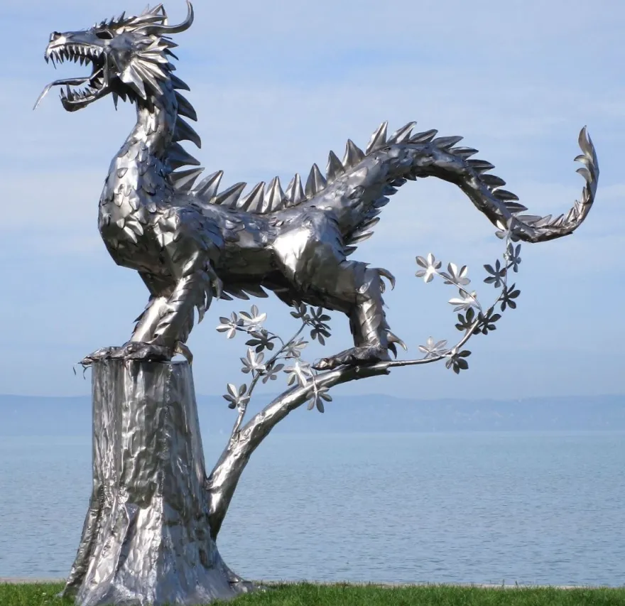 Casa Padrino Luxus Gartendeko Skulptur Drache Silber 290 x 140 x H. 292 cm - Riesige Edelstahl Deko Figur - Gartenfigur - Hotel Garten Deko