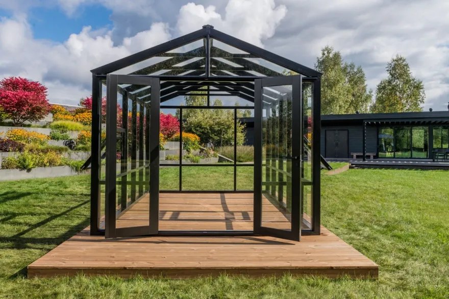 Casa Padrino Luxus Gartenhaus Schwarz 400 x 300 x H. 276,2 cm - Massivholz Garten Haus mit Glasfenstern und Glastüren - Gewächshaus - Luxus Gartenhäuser - Luxus Gewächshäuser