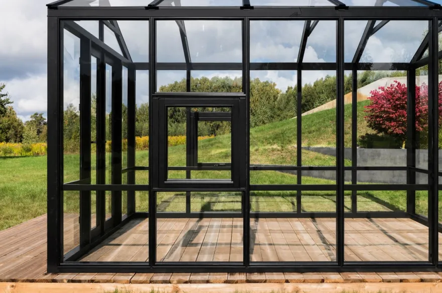 Casa Padrino Luxus Gartenhaus Schwarz 400 x 300 x H. 276,2 cm - Massivholz Garten Haus mit Glasfenstern und Glastüren - Gewächshaus - Luxus Gartenhäuser - Luxus Gewächshäuser