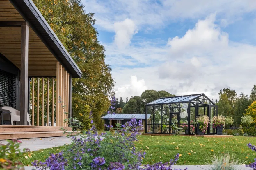 Casa Padrino Luxus Gartenhaus Schwarz 400 x 300 x H. 276,2 cm - Massivholz Garten Haus mit Glasfenstern und Glastüren - Gewächshaus - Luxus Gartenhäuser - Luxus Gewächshäuser