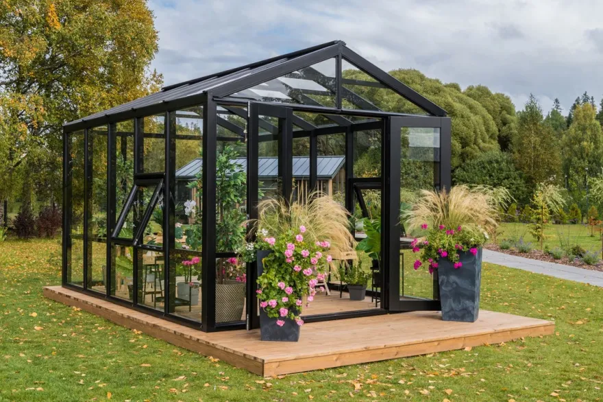 Casa Padrino Luxus Gartenhaus Schwarz 400 x 300 x H. 276,2 cm - Massivholz Garten Haus mit Glasfenstern und Glastüren - Gewächshaus - Luxus Gartenhäuser - Luxus Gewächshäuser