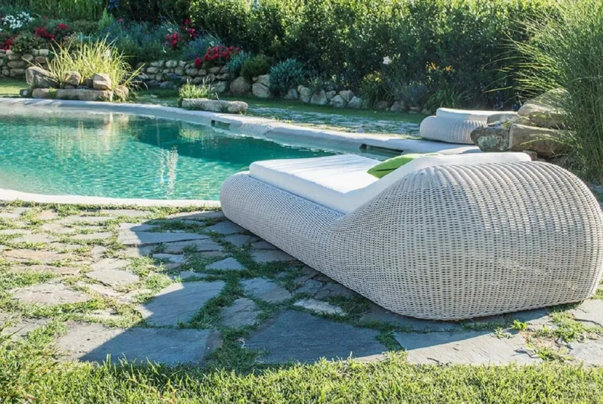 Casa Padrino Luxus Gartenliege Weiß / Weiß 238 x 100 x H. 50 cm - Handgewebte Wetterbeständige Liege - Moderne Poolliege - Garten Möbel - Hotel Möbel
