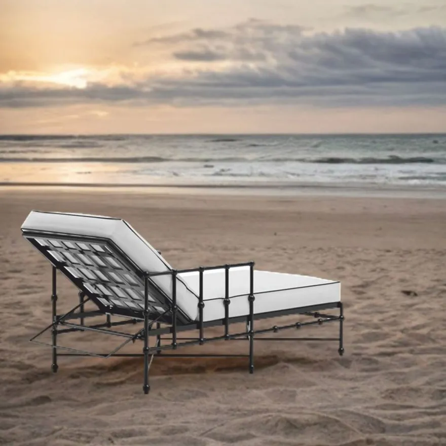 Casa Padrino Luxus Gartenliege mit Armlehnen Schwarz / Weiß 198 cm - Hotel & Garten Möbel
