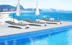 Casa Padrino Luxus Gartenliege Matt Weiß / Dunkelgrau 225 x 80 x H. 40 cm - Moderne Wetterbeständige Liege - Poolliege - Garten Hotel Pool Möbel - Luxus Qualität