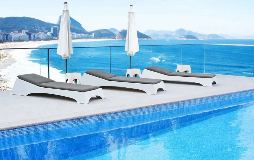 Casa Padrino Luxus Gartenliege Matt Weiß / Dunkelgrau 225 x 80 x H. 40 cm - Moderne Wetterbeständige Liege - Poolliege - Garten Hotel Pool Möbel - Luxus Qualität