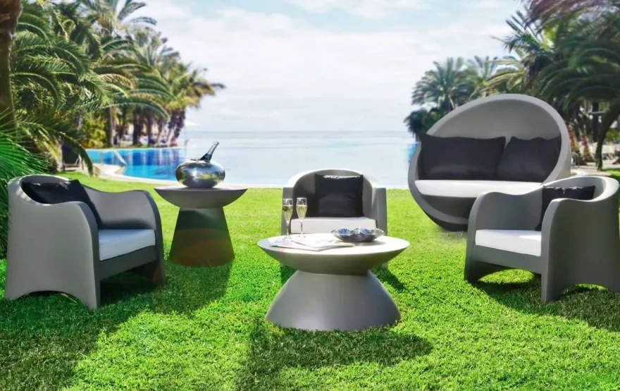 Casa Padrino Luxus Gartensessel Matt Grau / Weiß 79 x 72 x H. 73 cm - Wetterbeständiger Garten Terrassen Sessel - Hotel Möbel - Luxus Qualität