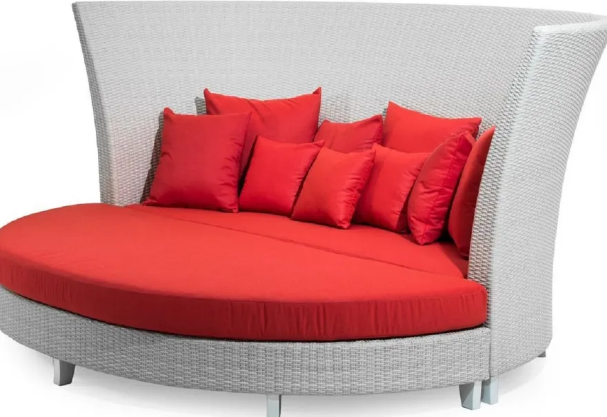 Casa Padrino Luxus Gartensofa mit halbrundem Hocker Weiß / Rot 277 x 243 x H. 133 cm - Handgewebtes Wetterbeständiges Hochlehn Sofa - Liegeinsel mit Kissen - Moderne Garten Möbel - Hotel Möbel