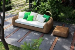 Casa Padrino Luxus Gartensofa Naturfarben / Weiß 196 x 124 x H. 72 cm - Handgewebtes wetterbeständiges Sofa mit Kissen - Moderne Garten Möbel - Hotel Möbel