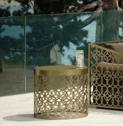 Casa Padrino Luxus Gartentisch Gold Ø 60 x H. 50 cm - Runder handgefertigter Aluminium Tisch - Garten Tisch - Terrassen Tisch - Hotel Möbel - Luxus Qualität
