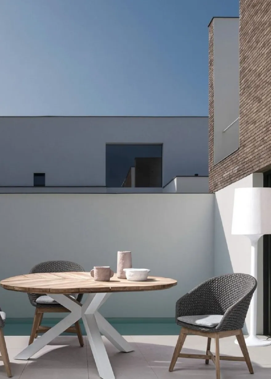Casa Padrino Luxus Gartentisch Naturfarben / Weiß Ø 160 x H. 77 cm - Garten Esstisch mit Teakholz Tischplatte und Aluminium Beinen - Garten & Terrassen Tisch - Luxus Garten & Terrassen Möbel