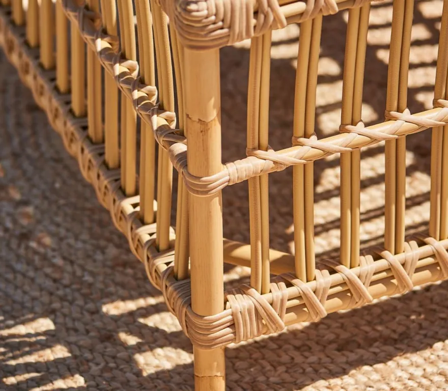 Casa Padrino Luxus Gartentisch Naturfarben 60 x 60 x H. 43 cm - Wetterbeständiger Garten & Terrassen Beistelltisch mit Glasplatte - Moderne Garten & Terrassen Möbel - Luxus Kollektion