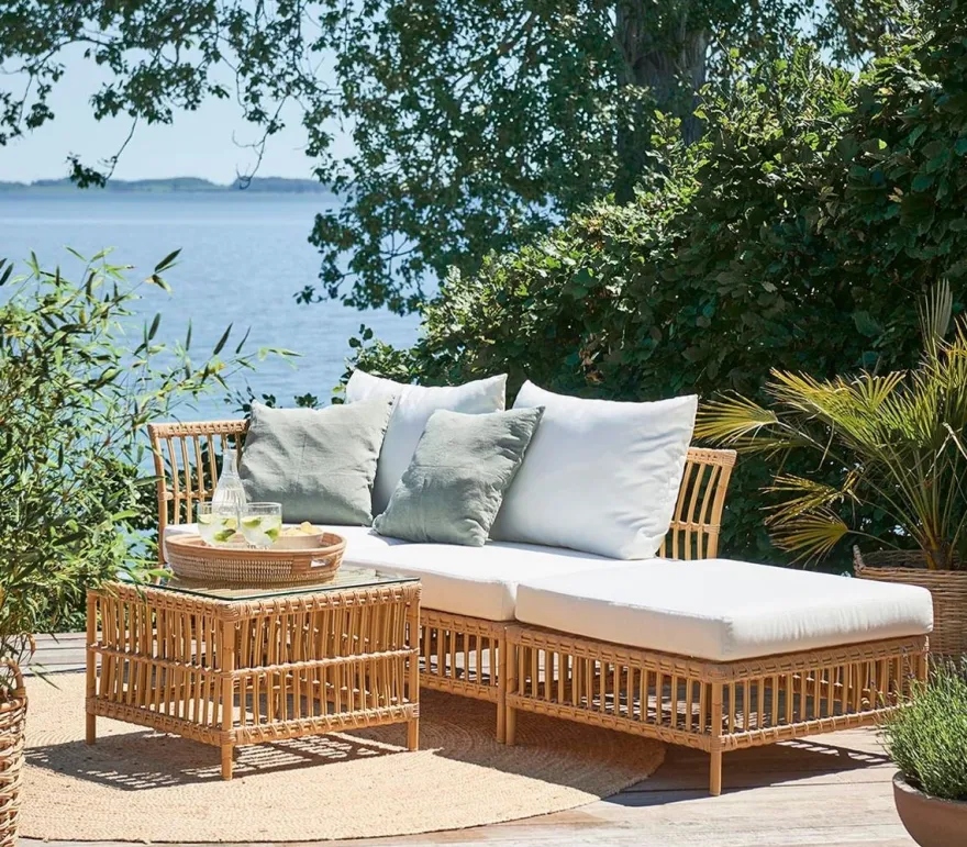 Casa Padrino Luxus Gartentisch Naturfarben 60 x 60 x H. 43 cm - Wetterbeständiger Garten & Terrassen Beistelltisch mit Glasplatte - Moderne Garten & Terrassen Möbel - Luxus Kollektion