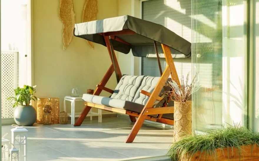 Casa Padrino Luxus Hollywood Schaukel Grün / Braun - Wetterfeste Garten Schaukel mit Sonnendach - Terrassen Möbel - Garten Möbel - Luxus Möbel