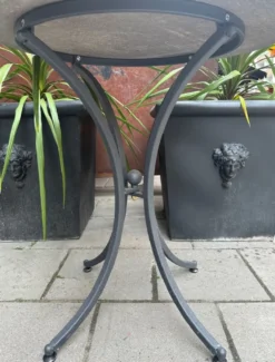 Casa Padrino Luxus Jugendstil Gartentisch Mehrfarbig / Grau Ø 70 cm - Schmiedeeisen Garten Tisch mit Lavastein Tischplatte - Barock & Jugendstil Garten Möbel - Luxus Qualität - Made in Italy