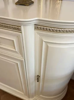 Casa Padrino Luxus Jugendstil Sideboard Creme / Antik Messing 176 x 57,5 x H. 111 cm - Eleganter Massivholz Schrank mit 4 Türen und 2 Schubladen - Barock & Jugendstil Möbel