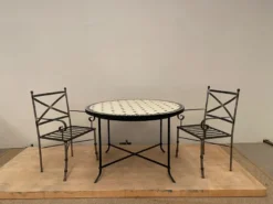 Casa Padrino Luxus Jugendstil Gartenstuhl mit Armlehnen und Sitzkissen Braun / Weiß 61 x 51 x H. 97 cm - Handgeschmiedeter Esszimmer Stuhl - Esszimmer Garten Terrassen Möbel