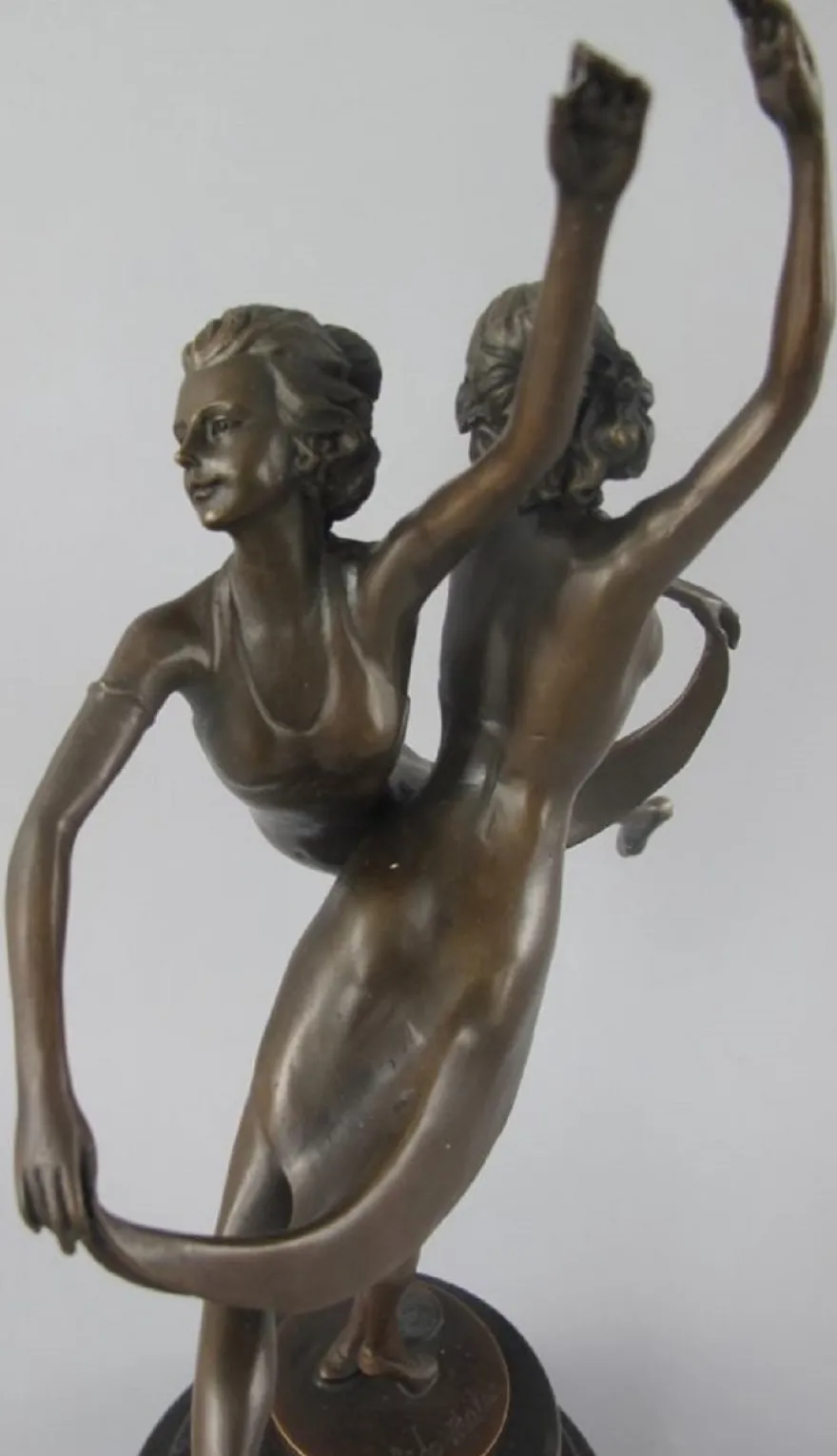 Casa Padrino Luxus Jugendstil Bronze Skulptur Tänzerinnen mit Marmorsockel Bronzefarben / Schwarz 24 x 13 x H. 36 cm - Bronzefigur - Dekofigur - Deko Accessoires