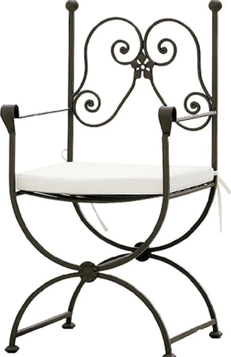 Casa Padrino Luxus Jugendstil Gartenstuhl mit Armlehnen und Sitzkissen Braun / Weiß 60 x 44 x H. 97 cm - Handgeschmiedeter Esszimmer Stuhl - Esszimmer Garten Terrassen Möbel