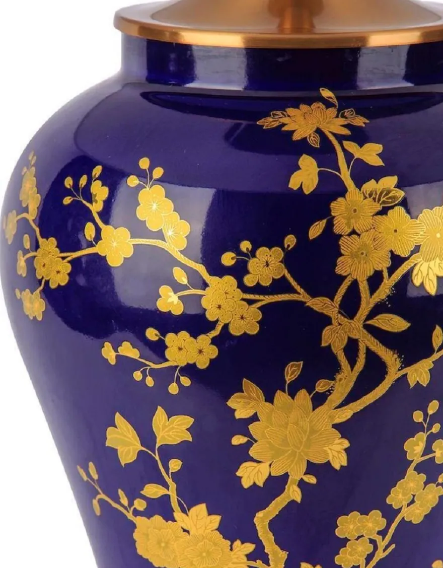 Casa Padrino Luxus Keramik Tischleuchte Blau / Gold / Weiß Ø 42 x H. 72 cm - Runde Keramik Schreibtischleuchte mit Lampenschirm - Luxus Keramik Leuchten