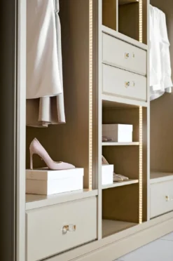 Casa Padrino Luxus Kleiderschrank Beige 326 x 60 x H. 230 cm - Offener Schlafzimmer Schrank - Schlafzimmer Möbel - Hotel Möbel - Luxus Möbel - Luxus Einrichtung - Schlafzimmer Einrichtung