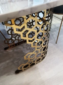Casa Padrino Luxus Konsole Weiß / Gold 140 x 40 x H. 80 cm - Konsolentisch mit Kunstmarmor Tischplatte - Wohnzimmer Möbel - Luxus Möbel - Luxus Einrichtung