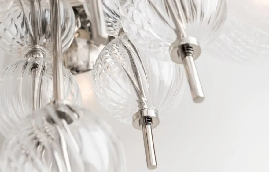 Casa Padrino Luxus Kronleuchter Silber Ø 85 x H. 82,5 cm - Moderner Metall Kronleuchter mit geriffelten spiralförmigen Hohlglaskugeln und kugelförmigen Glas Lampenschirmen