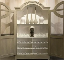 Casa Padrino Luxus Landhausstil Schrank Grau / Weiß - Handgefertigter Massivholz Regalschrank mit 2 Türen - Landhausstil Massivholz Möbel - Luxus Qualität