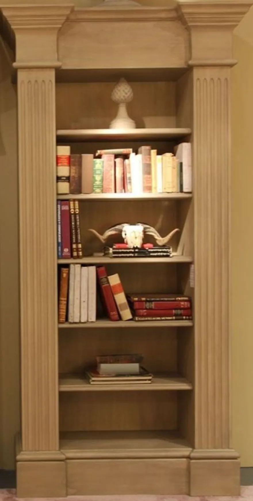 Casa Padrino Luxus Landhausstil Bücherschrank Beige - Handgefertigter Massivholz Schrank - Regalschrank - Edle Landhausstil Massivholz Möbel